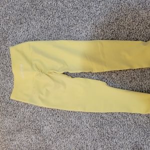 New without tags. Alphalete Amply leggings lemonade color size M